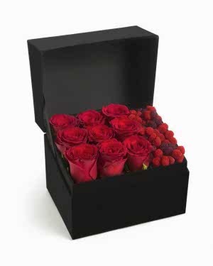 Dikdörtgen  Küçük Siyah Kutuda Jelibonlu Kırmızı Gül